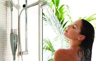 Vous pouvez prendre une douche contrastée pour varice